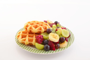 おいしそうなワッフルとフルーツ