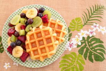 おいしそうなワッフルとフルーツ