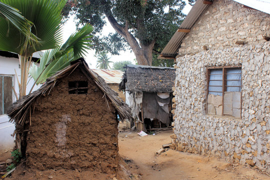 Kleine Lehmhütte in einem kenianischen Dorf