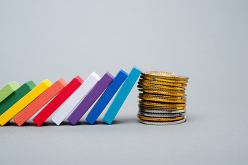 ドミノと積み上げられたお金