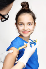 Dziewczynka chora na cukrzycę podczas  podawania zastrzyku z insuliny. - obrazy, fototapety, plakaty