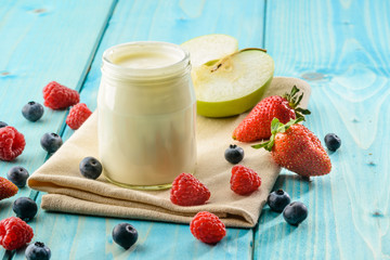 Colazione salutare, yogurt naturale e frutta