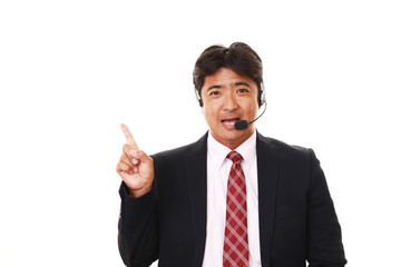 指示する笑顔のオペレーター