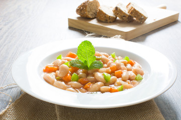 white beans with carrot and green pepper