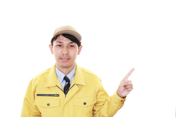 指示する笑顔の労働者