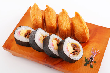 おいしそうな太巻きと稲荷寿司