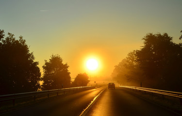 Sonnenaufgang im Frühnebel