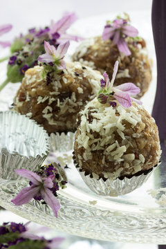 Detailaufnahme Vegane Kokostrüffel mit Lavendel-Blüten 