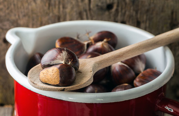 Maroni kochen in altem Emailletopf