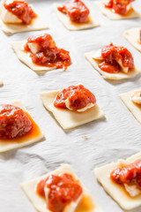 Pizzette finger food sulla teglia  prima di essere infornate