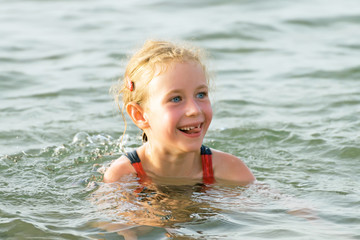 Fototapeta na wymiar Little girl having fun in the sea.
