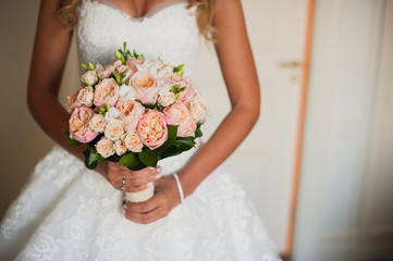 Obraz na płótnie Canvas Bride with a wedding bouquet