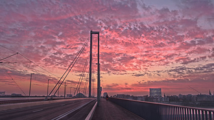 Fototapeta premium Morgendämmerung über der Oberkasseler-Brücke in Düsseldorf