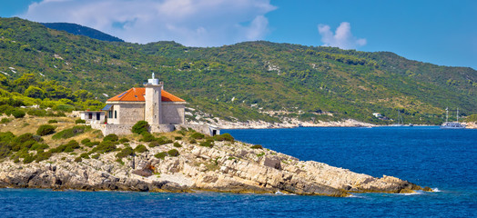 Fototapeta premium Latarnia morska na wyspie Vis panoramiczna