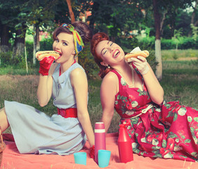 two girl eating fast food