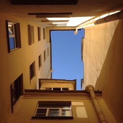 небо среди домов