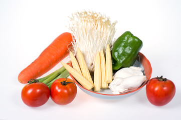 baby corn,king trumpet mushroom,needle 
mushroom,onions,carrot, in a plate on white background
