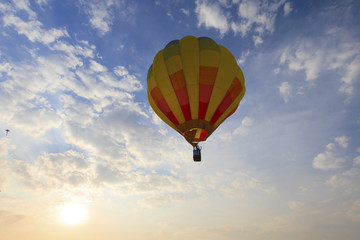 上昇する熱気球