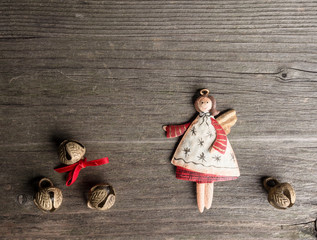Christbaumschmuck aus Metall, Engel, Schellen, Holzgrund, Weihna