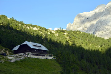 Fototapeta na wymiar Chalet de montaña en el paso de Vrsic. Parque nacional de Triglav. Alpes julianos . Eslovenia 