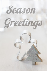 Weihnachts-Stillleben mit Lebkuchenmann-Ausstecher und englische