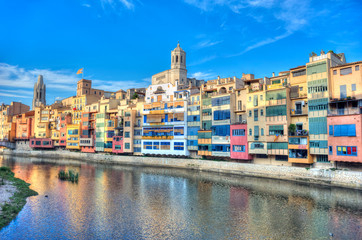 Obraz premium Colorful houses on the river Onyar, Girona.