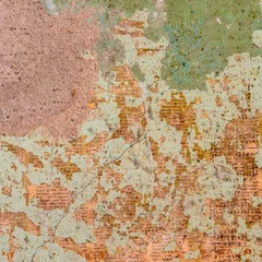 Foto auf Acrylglas Alte schmutzige strukturierte Wand Alte Wandbeschaffenheit - zerfetzte Zeitung (Fragmente von Sätzen und Wörtern in russischer Sprache), grüne und türkisfarbene Farbe und Stuck