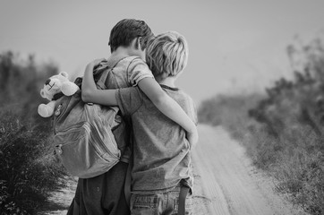 Kinder gehen den Weg zusammen