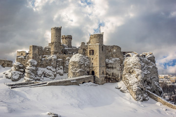Ruines du château d& 39 Ogrodzieniec en hiver.Pologne