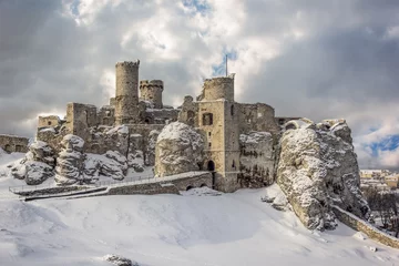 Foto op Plexiglas Rudnes Ogrodzieniec kasteelruïnes in de winter.Polen