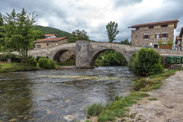 Fototapeta na wymiar The medieval bridge in Zubiri on the Camino de Santiago