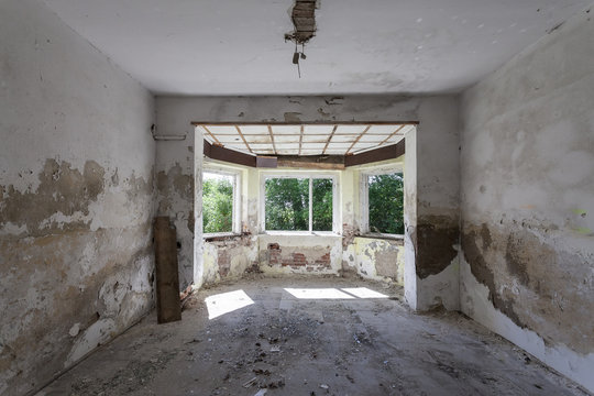 Fototapeta Destroyed room inside the old building