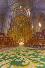 Naklejka premium Wielki złoty ołtarz kościoła w Navarrete na Camino de Santiago