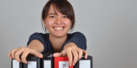 frau mit aktenordner