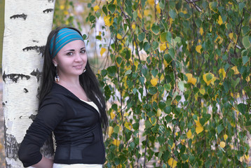 Красивая девушка, возле березы. Осень, природа.