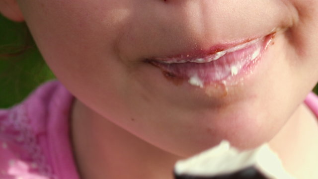 Makro: Ein kleines M&auml;dchen isst Eis am Stil - Teil 1