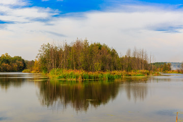 Fototapeta na wymiar autumn scene on lake