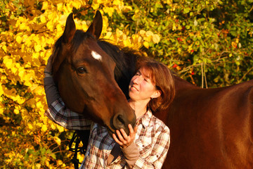 Frau mit Pferd im Herbst