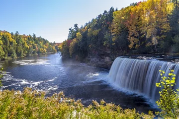 Gordijnen Tahquamenon Falls in Michigan's eastern Upper Peninsula seen with colorful fall foliage. This beautiful waterfall is said to be the second largest in the United States east of the Mississippi River. © shrirampatki