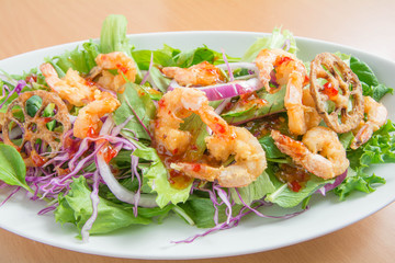 エビとレンコンの揚げ物サラダ