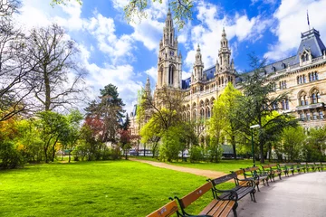 Foto op Plexiglas prachtig park in de buurt van het stadhuis in Wenen, Oostenrijk © Freesurf