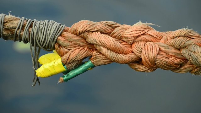 geflickte Festmacherleine von einem Fischkutter
