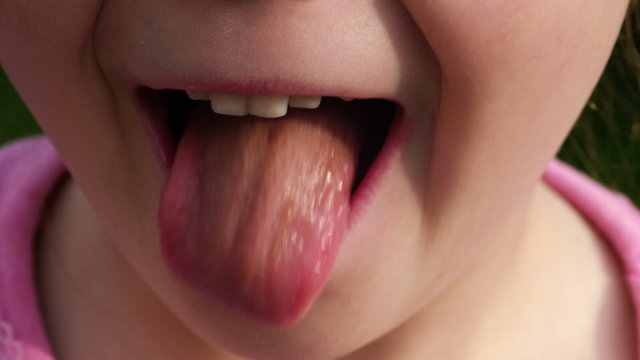 Makro: Ein kleines M&auml;dchen leckt Schokocreme von ihrem Finger ab - Teil 2