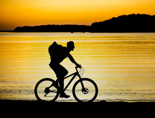 Obraz premium Cyclist at sunset