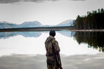 Foto auf Acrylglas Jagd Jäger auf dem See