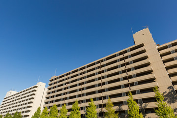 青空と大型マンション　