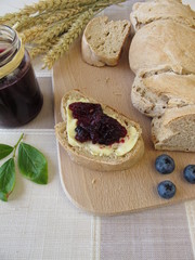 Blaubeerkonfitüre auf Wurzelbrot zum Frühstück