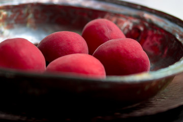 Stilleben mit Aprikosen in Kupferschale