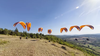 Crédence de cuisine en verre imprimé Sports aériens Compilation a paragliding takeoff with orange paragliding
