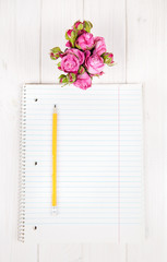 Naklejka premium Open empty notebook for writing message, rose